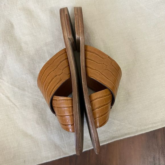 M. GEMI The Siena CrissCross Sandal Brown Croc Embossed - Picture 4 of 9